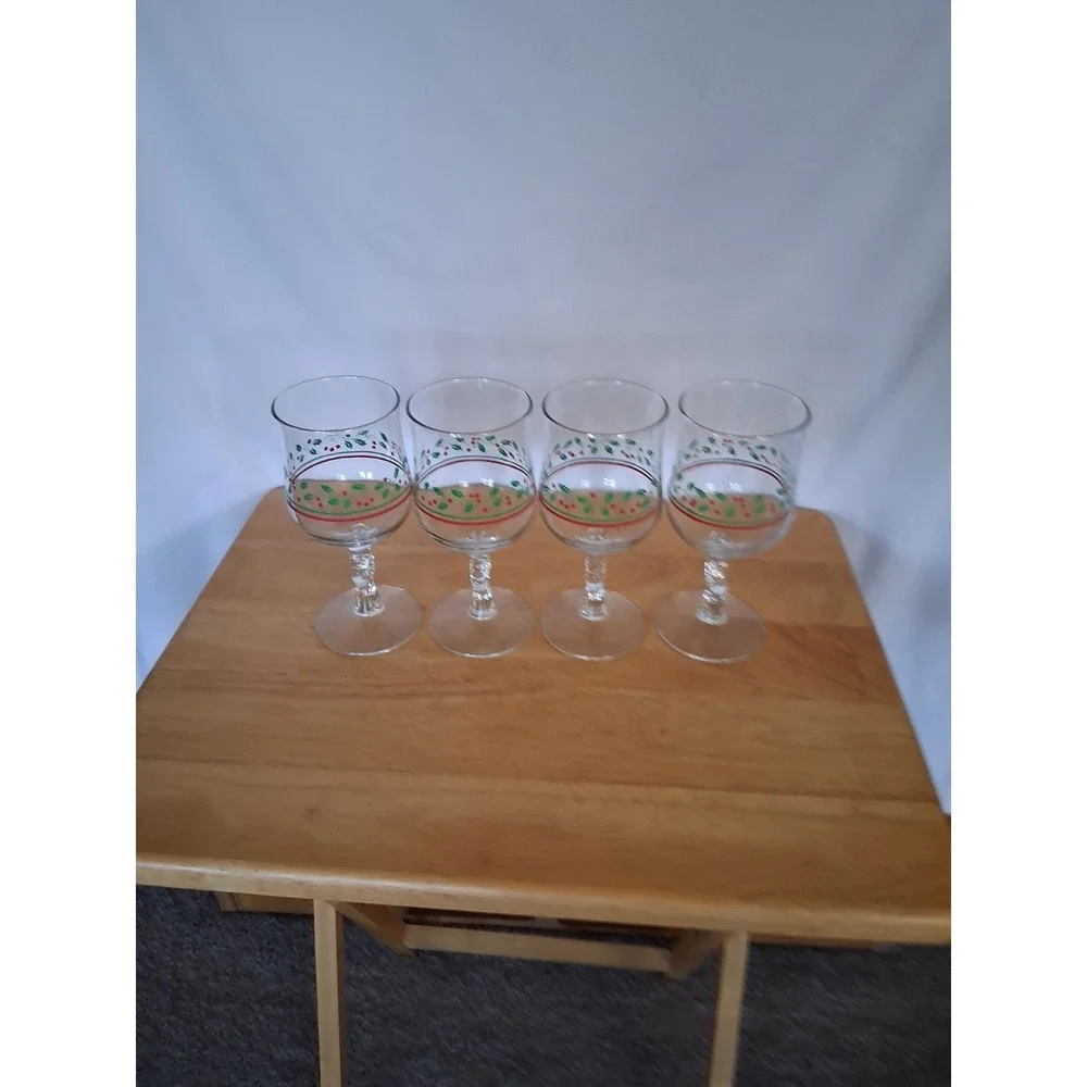 Vintage Wine Glasses with Holly 10 ounces - Picture 3 of 3